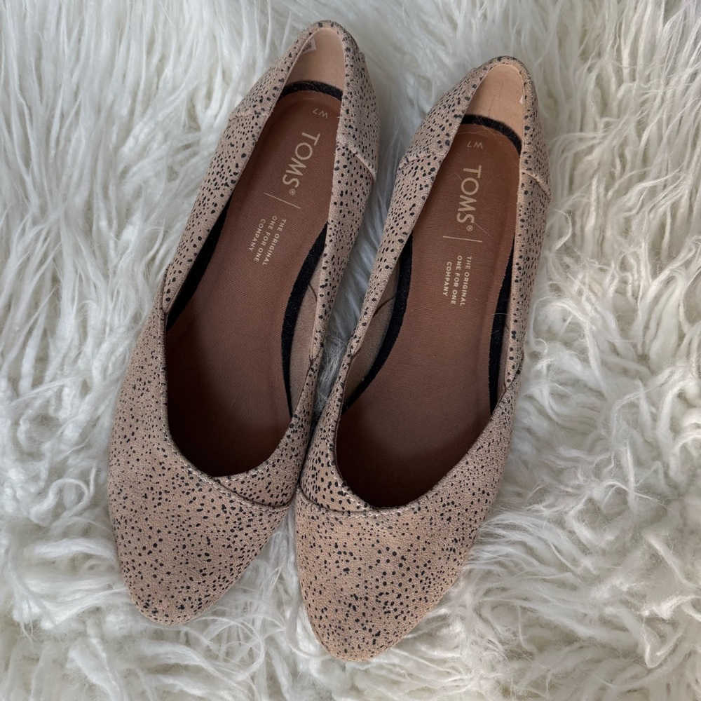 TOMS Women's Tan Flats LIKE NEW Size 7